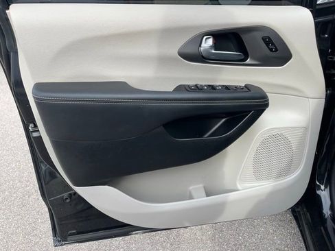 Used 2024 Chrysler Pacifica Touring-L image 18