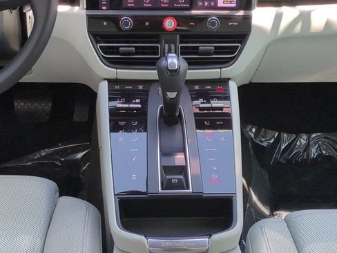 Used 2024 Porsche Macan AWD/4WD image 17
