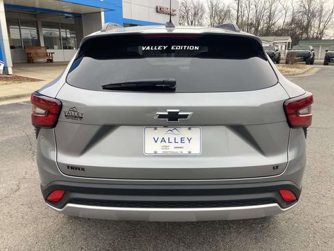 New 2026 Chevrolet Trax LT w/ Sunroof Package FWD image 5