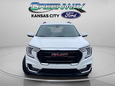 Used 2023 GMC Terrain SLE w/ Driver Convenience Package image 2