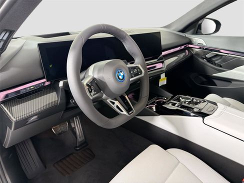 New 2026 BMW 550e xDrive w/ Executive Package image 9