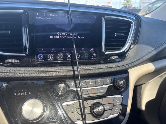 Used 2020 Chrysler Pacifica Limited w/ Tire & Wheel Group FWD image 8