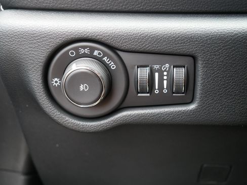 Used 2024 Chrysler Pacifica Premium FWD image 26