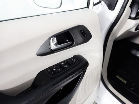 Used 2020 Chrysler Pacifica Touring-L FWD image 22