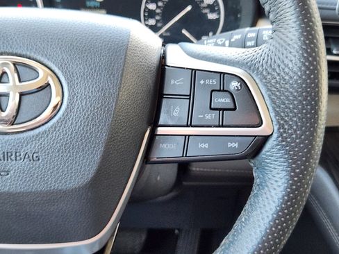 Used 2023 Toyota Sienna Limited image 24