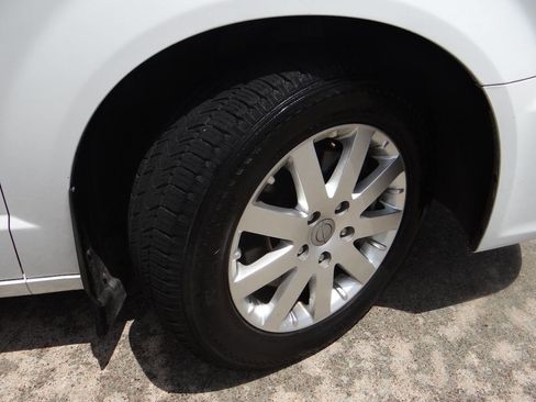 Used 2014 Chrysler Town & Country Touring image 29