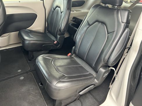 Used 2023 Chrysler Pacifica Touring-L FWD image 18