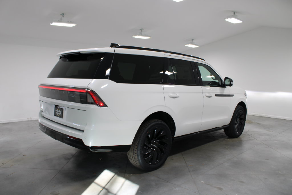 New 2026 Lincoln Navigator Reserve w/ Jet Appearance Package AWD/4WD image 8