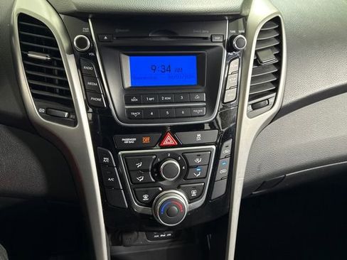 Used 2017 Hyundai Elantra GT image 29