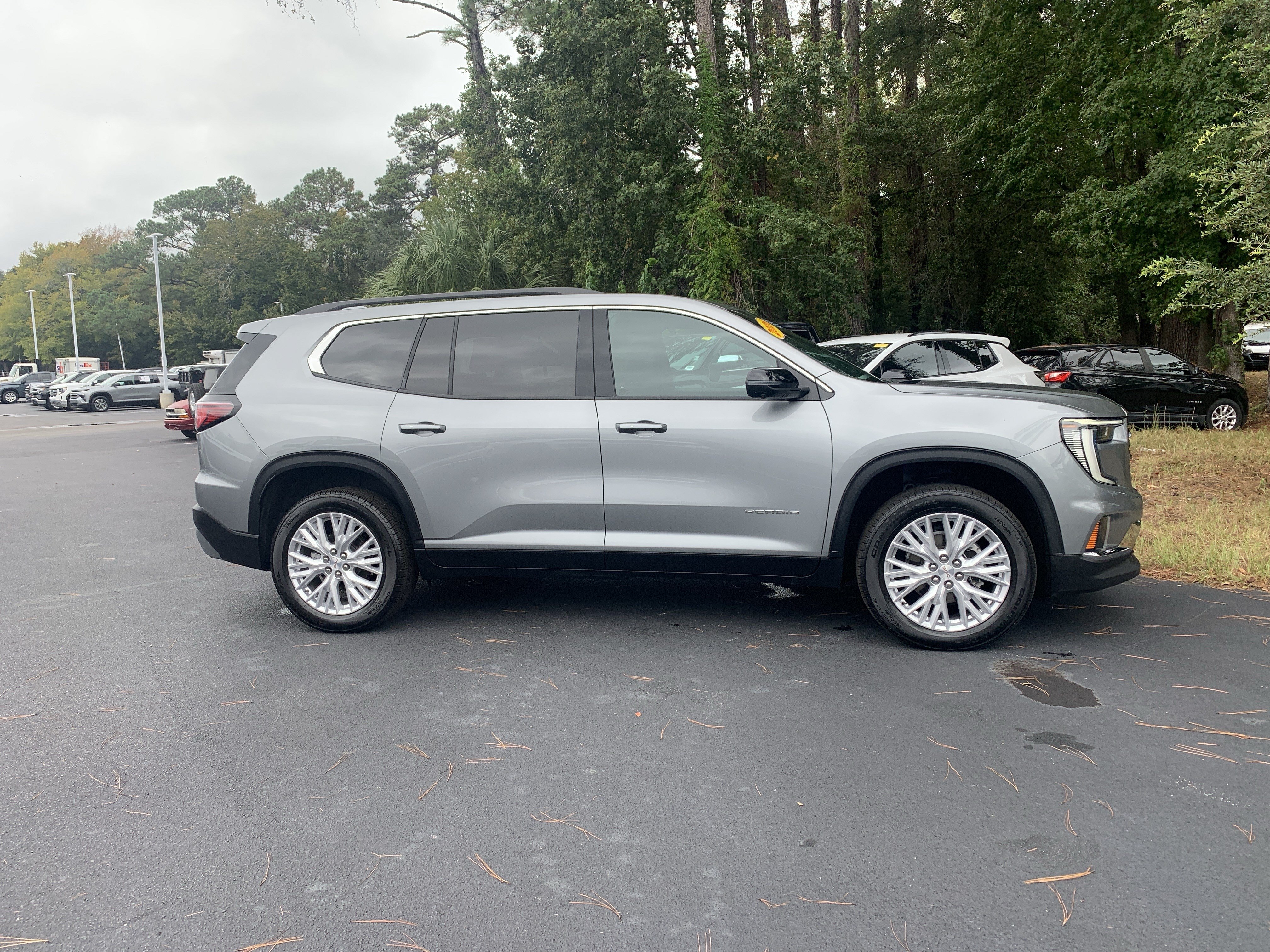 Used 2026 GMC Acadia Elevation w/ Elevation Premium Package FWD image 11