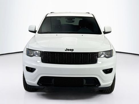 Used 2018 Jeep Grand Cherokee Altitude AWD/4WD image 2