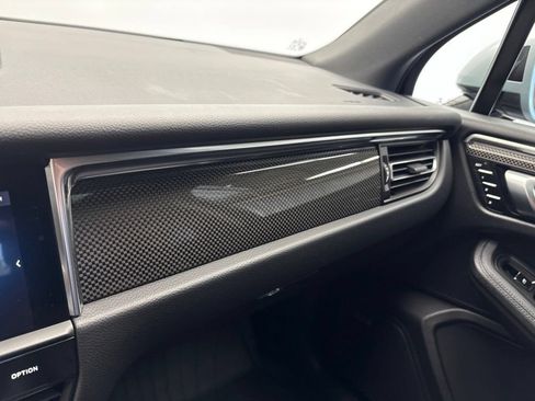 Certified 2023 Porsche Macan AWD/4WD image 33