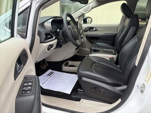 Used 2024 Chrysler Pacifica Touring-L FWD image 23
