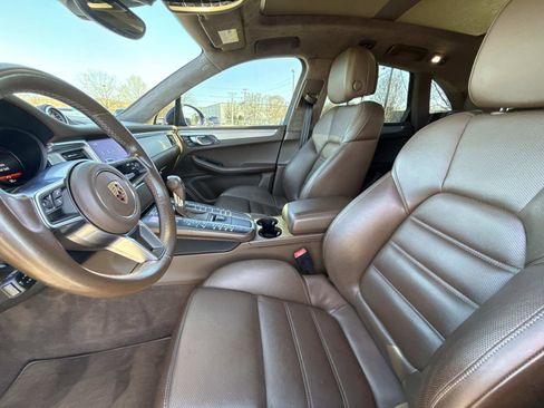 Used 2017 Porsche Macan Turbo image 22