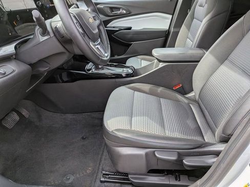Used 2025 Chevrolet Trax LT w/ LT Convenience Package image 11