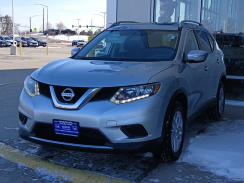 Used 2015 Nissan Rogue SV w/ SV Moonroof Package image 2