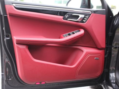 Used 2025 Porsche Macan image 17