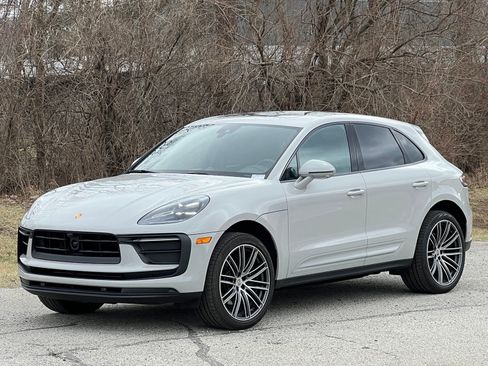 Certified 2025 Porsche Macan image 1
