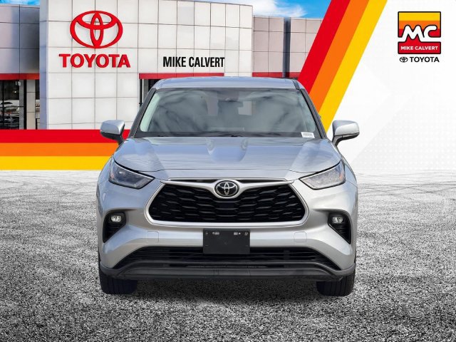 Used 2021 Toyota Highlander LE FWD image 3