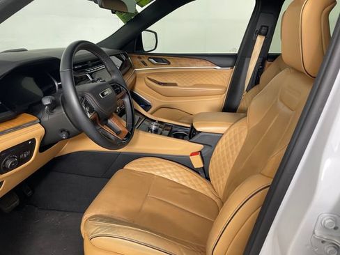 Used 2022 Jeep Grand Cherokee Summit AWD/4WD image 2