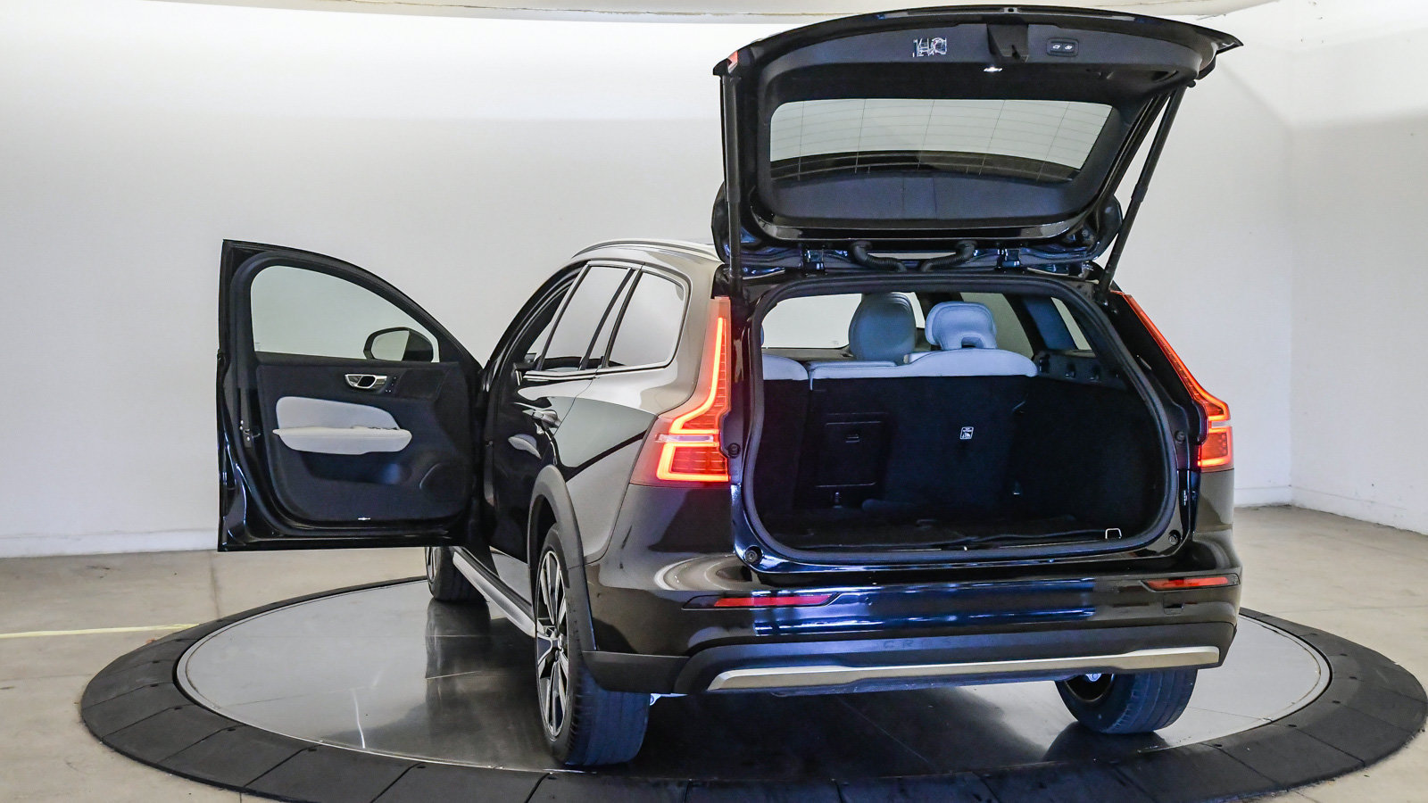 Certified 2025 Volvo V60 B5 Cross Country Ultra AWD/4WD image 26