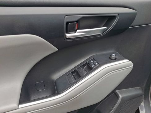 Used 2021 Toyota Highlander XLE AWD/4WD image 13