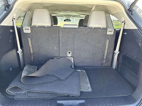 Used 2024 Toyota Highlander XLE FWD image 13