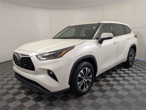 Certified 2021 Toyota Highlander XLE image 2