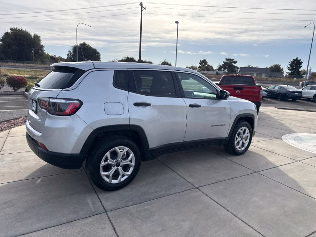 Used 2025 Jeep Compass Sport AWD/4WD image 6
