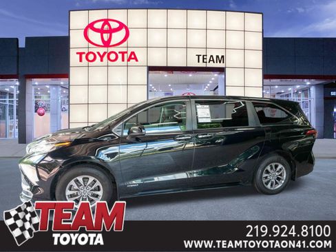 Used 2021 Toyota Sienna XLE FWD image 1
