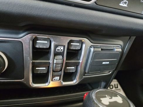 Used 2025 Jeep Wrangler Unlimited Sahara AWD/4WD image 29