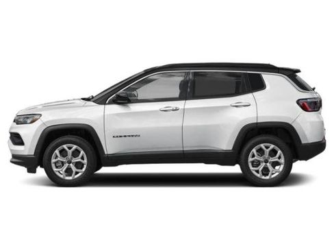 Used 2025 Jeep Compass Latitude w/ Sun & Sound Group AWD/4WD image 3