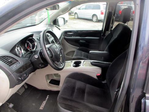 Used 2017 Dodge Grand Caravan SXT image 10