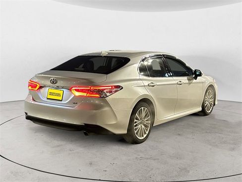 Used 2020 Toyota Camry XLE image 5