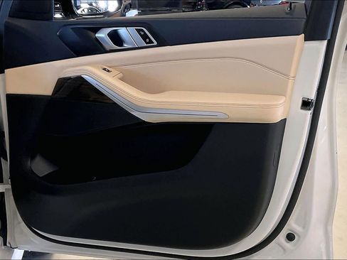 Used 2021 BMW X5 xDrive40i w/ M Sport Package image 21