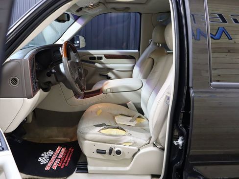 Used 2005 Cadillac Escalade ESV Platinum image 35