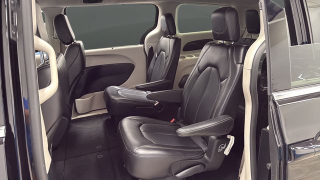 Used 2024 Chrysler Pacifica Touring-L FWD image 21
