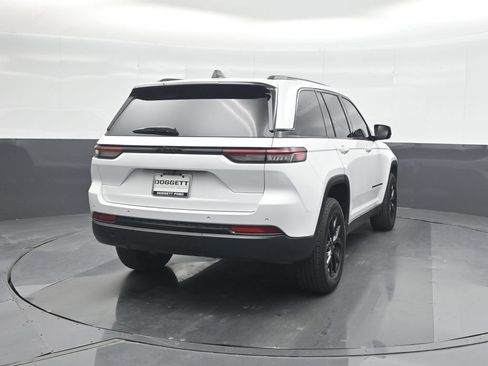 Used 2025 Jeep Grand Cherokee Altitude RWD image 24
