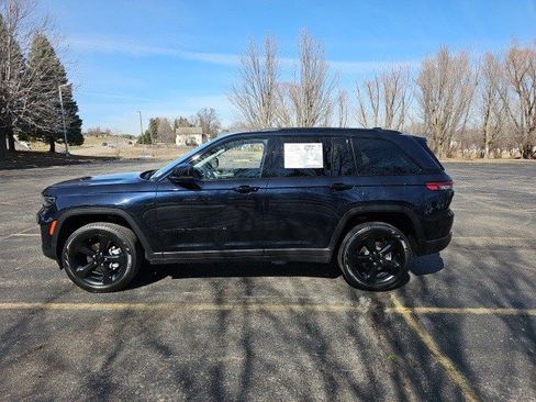 Used 2023 Jeep Grand Cherokee Limited w/ Luxury Tech Group II image 2