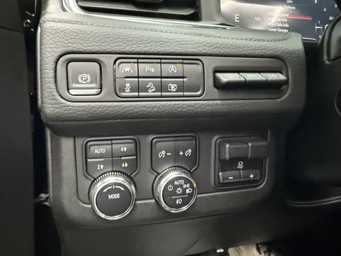 Used 2024 GMC Yukon Denali w/ Advanced Technology Package AWD/4WD image 17