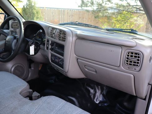 Used 2000 GMC Sonoma SL w/ Cold-Climate Pkg image 16