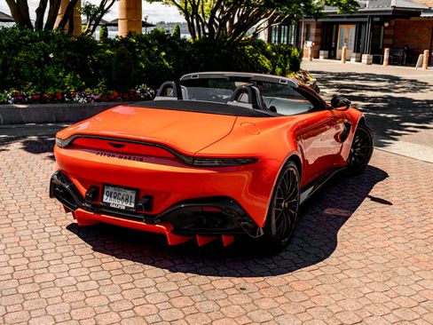 Used 2023 Aston Martin V8 Vantage Roadster RWD image 40
