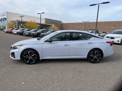 Used 2024 Nissan Altima 2.5 SR w/ SR Premium Package image 8