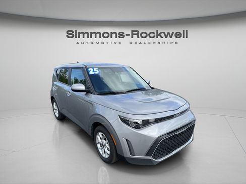 Used 2025 Kia Soul LX w/ LX Technology Package FWD image 7