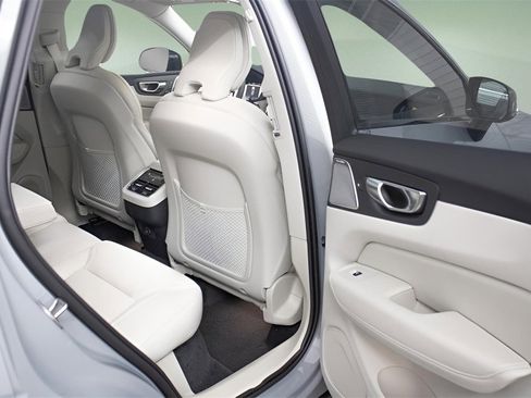 New 2025 Volvo XC60 B5 Ultra w/ Climate Package image 31