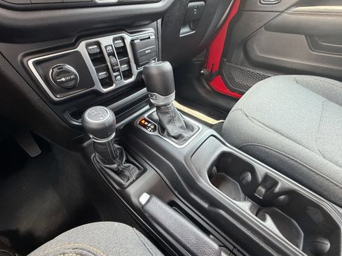 Used 2025 Jeep Wrangler Unlimited Sahara AWD/4WD image 41