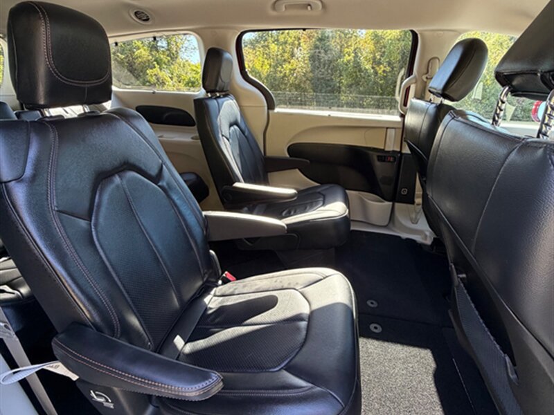 Used 2020 Chrysler Pacifica Touring-L FWD image 20