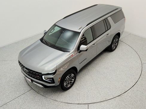 Used 2025 Chevrolet Suburban Z71 AWD/4WD image 16