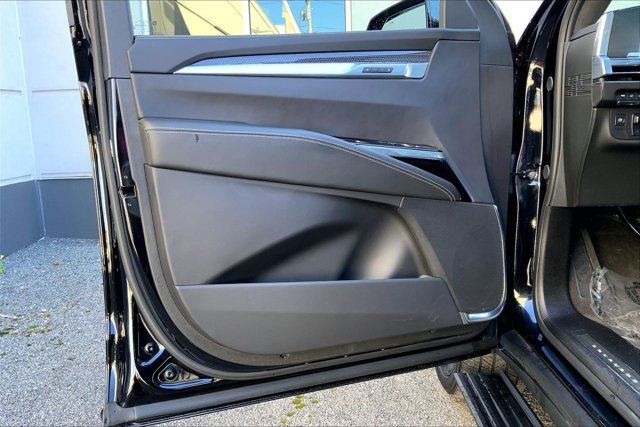 Used 2025 Cadillac Escalade ESV V w/ LPO, ONYX Package AWD/4WD image 23