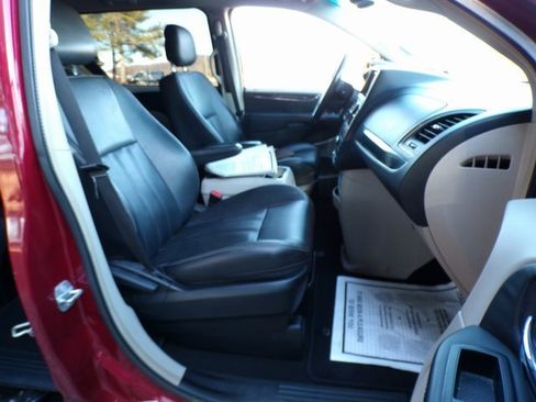 Used 2014 Chrysler Town & Country Touring image 15